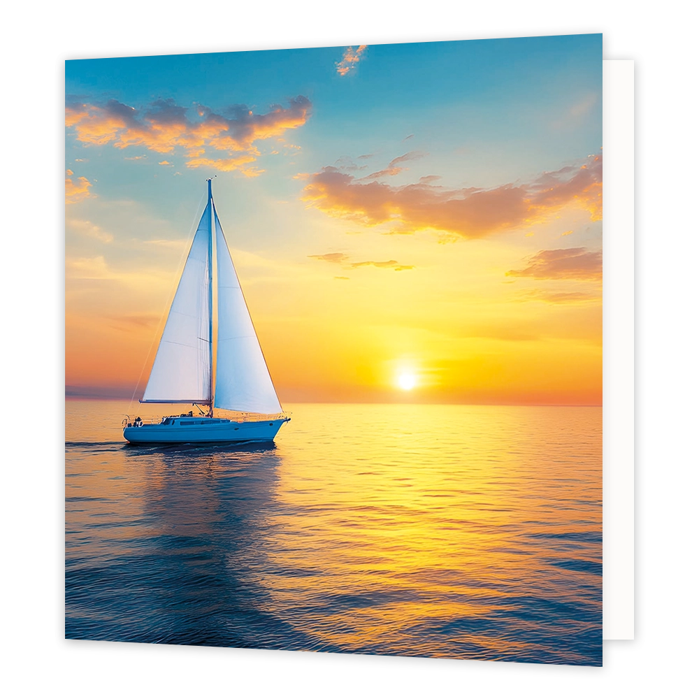 Zeilboot - Formaat: Standaard - Vorm: Vierkant - Blanco kaart - Op deze wenskaart staat een illustratie van een zeilboot met witte zeilen die op een rustige zee vaart tijdens een zonsondergang. De zon schijnt fel aan de horizon en kleurt de lucht en het water in warme gele en oranje tinten met blauwe accenten. Er is geen tekst op de illustratie zichtbaar. - Snelwenskaart