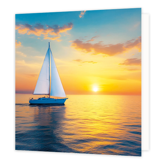 Zeilboot - Formaat: Standaard - Vorm: Vierkant - Blanco kaart - Op deze wenskaart staat een illustratie van een zeilboot met witte zeilen die op een rustige zee vaart tijdens een zonsondergang. De zon schijnt fel aan de horizon en kleurt de lucht en het water in warme gele en oranje tinten met blauwe accenten. Er is geen tekst op de illustratie zichtbaar. - Snelwenskaart
