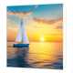 Zeilboot - Formaat: Standaard - Vorm: Vierkant - Blanco kaart - Op deze wenskaart staat een illustratie van een zeilboot met witte zeilen die op een rustige zee vaart tijdens een zonsondergang. De zon schijnt fel aan de horizon en kleurt de lucht en het water in warme gele en oranje tinten met blauwe accenten. Er is geen tekst op de illustratie zichtbaar. - Snelwenskaart