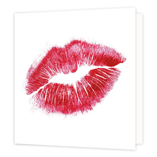 Kusje - Formaat: Standaard - Vorm: Vierkant - Blanco kaart - Op deze wenskaart staat een illustratie van een rode lippenstiftafdruk van een kus, gecentraliseerd op een helderwitte achtergrond. De afdruk toont gedetailleerde textuurlijnen van de lippen en een open vorm in het midden. Er is geen tekst op de illustratie zichtbaar. - Snelwenskaart