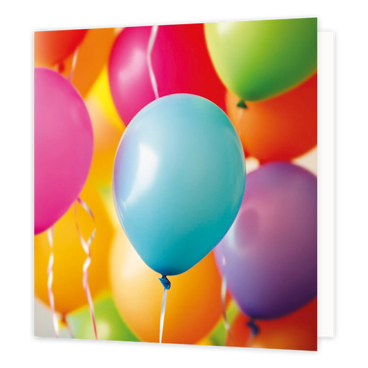 Ballonnen - Formaat: Standaard - Vorm: Vierkant - Blanco kaart - Op deze wenskaart staat een illustratie van een vrolijke verzameling kleurrijke ballonnen in verschillende tinten zoals blauw, roze, oranje, groen en paars. De lichtblauwe ballon bevindt zich prominent op de voorgrond te midden van de andere opgeblazen ballonnen. Er is geen tekst op de illustratie zichtbaar. - Snelwenskaart
