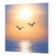 Vogels op zee - Formaat: Standaard - Vorm: Vierkant - Blanco kaart - Op deze wenskaart staat een illustratie van twee vogels die in vlucht te zien zijn tegen een zachte, warme achtergrond met de zon en de zee. De zon schijnt helder aan de hemel en weerspiegelt in het water eronder. Er is geen tekst op de illustratie zichtbaar. - Snelwenskaart