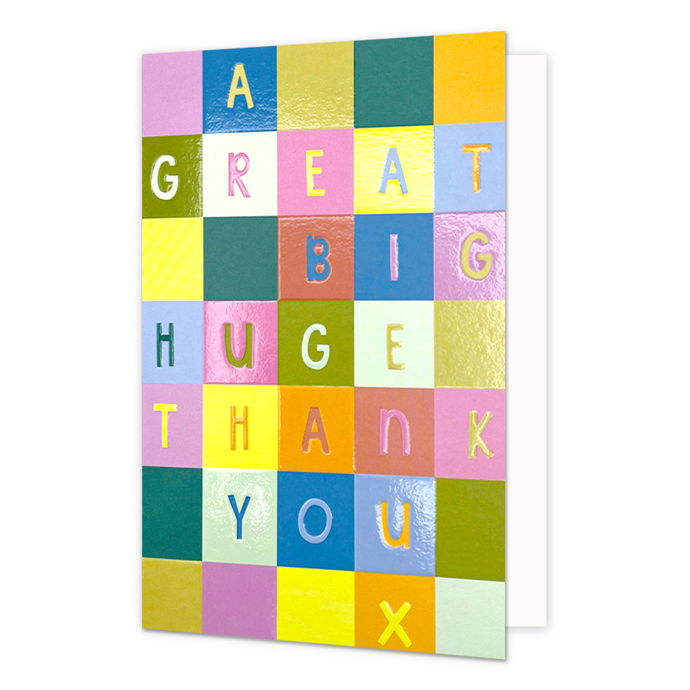 A great big huge thank you - Formaat: Normaal - Vorm: Staand - Bedankkaart - Op deze wenskaart staan vakjes in de kleuren paars, groen, oranje, geel, rood en blauw. In de vakjes staan letters die de tekst: "A great big hug thank you x" vormen. - Snelwenskaart