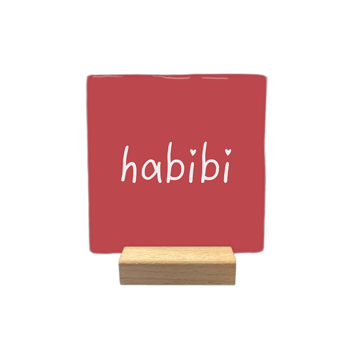 Habibi - Decoratie tegel - Formaat: - Op deze decoratietegel staat het woord "habibi" in witte, handgeschreven letters. De twee puntjes op de "i"-letters zijn vervangen door kleine witte hartjes. De tekst is gecentreerd op een roze-rode achtergrond. - Snelwenskaart