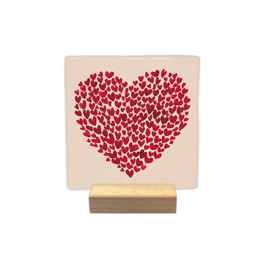 Hartje - Decoratie tegel - Formaat: - Op deze decoratietegel is een donkergroene achtergrond te zien met een herhalend patroon van zuurstokken in verschillende tinten rood, roze en wit. Tussen de zuurstokken door zijn kleine witte stippen en roze en witte sterretjes afgebeeld. - Snelwenskaart