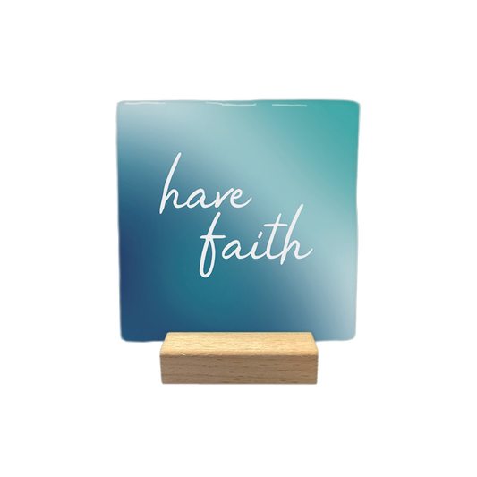 Have faith - Decoratie tegel - Formaat: - Op deze decoratietegel staat de tekst "have faith" in sierlijke, witte letters. De tekst is gecentreerd op een vierkante achtergrond die verloopt van een donkerblauwe kleur aan de linkerkant naar een lichtere, blauwgroene tint aan de rechterkant. - Snelwenskaart