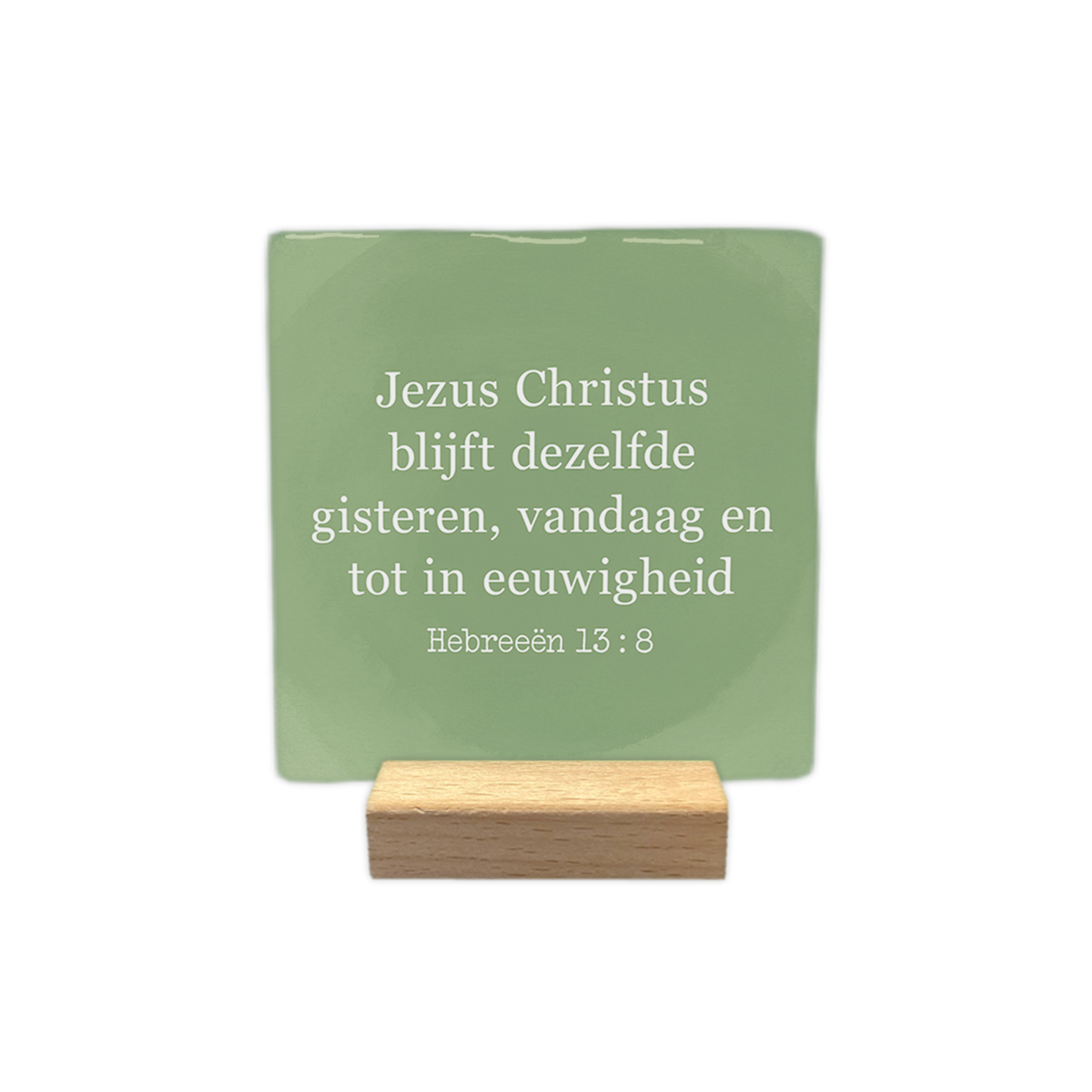 Hebreeën 13:8 - Decoratie tegel - Formaat: - Op deze decoratie tegel staat de tekst "Jezus Christus blijft dezelfde gisteren, vandaag en tot in eeuwigheid" in witte letters. Daaronder wordt de bijbeltekst "Hebreeën 13:8" vermeld. Het geheel is geplaatst tegen een zachtgroene achtergrond die een vlekkerig effect heeft. - Snelwenskaart