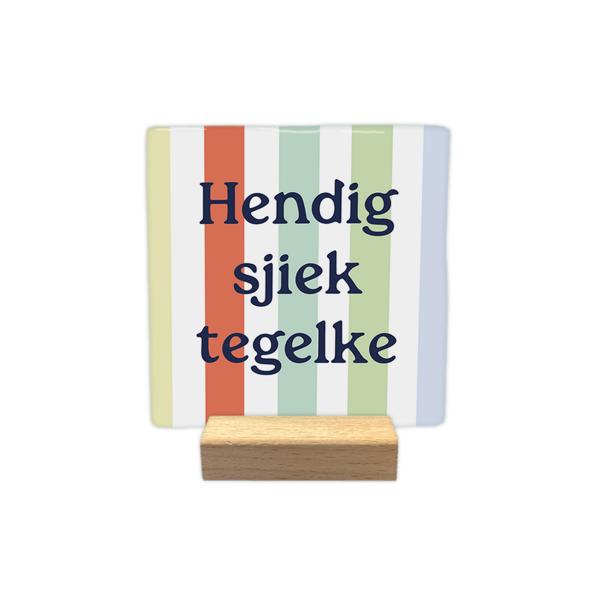 Hendig sjiek tegelke - Decoratie tegel - Formaat: - Op deze decoratie tegel staat de tekst "Hendig sjiek tegelke" in donkerblauwe letters. De achtergrond bestaat uit verticale banen in verschillende pastelkleuren, zoals geel, oranje, groen en blauw. Het ontwerp heeft een kleurrijke en vrolijke uitstraling. - Snelwenskaart