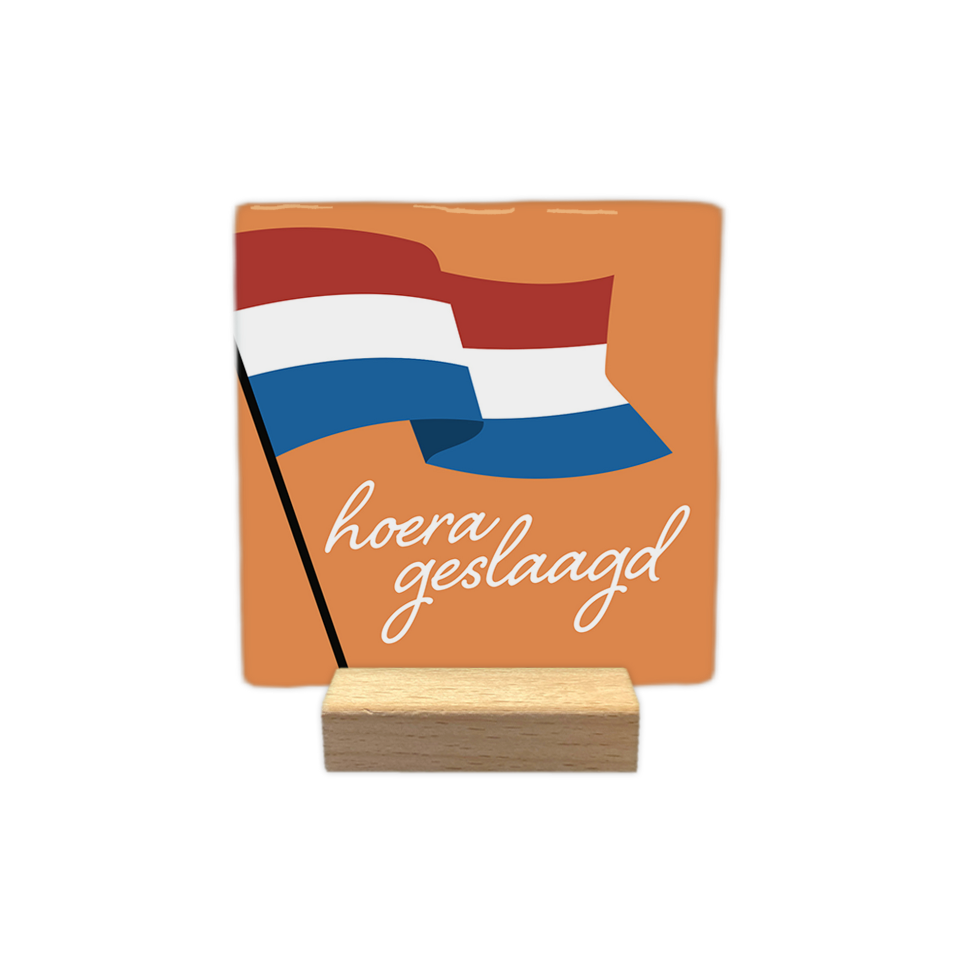 Hoera geslaagd - Decoratie tegel - Formaat: - Op deze decoratie tegel staat de nederlandse vlag. De achtergrond is oranje. Onder de vlag staat in het wit de tekst 'Hoera geslaagd'. - Snelwenskaart