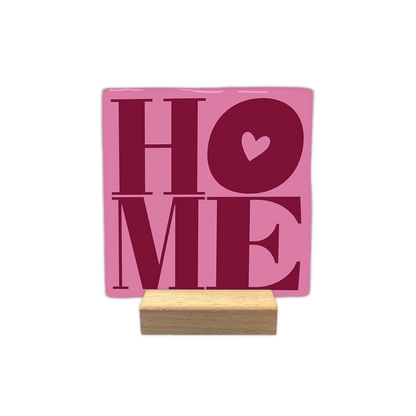 Home - Decoratie tegel - Formaat: - Op deze decoratie tegel staat het woord 'Home' in het donker roze. De letter O heeft een hartje in het midden. De achtergrond van de tegel is roze. - Snelwenskaart
