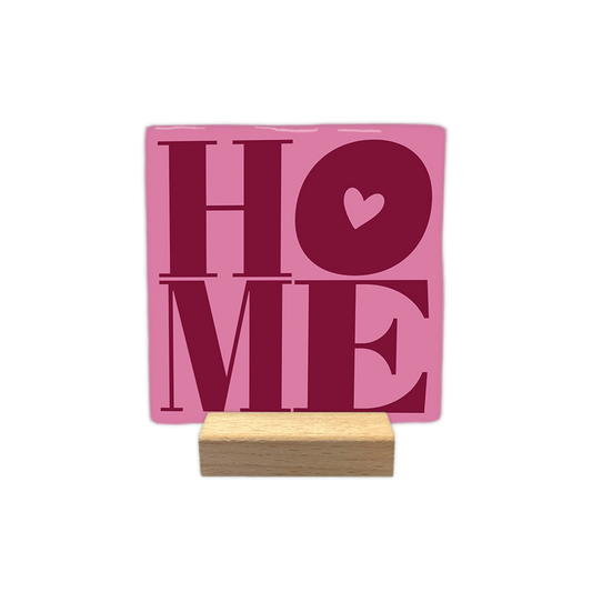Home - Decoratie tegel - Formaat: - Op deze decoratie tegel staat het woord 'Home' in het donker roze. De letter O heeft een hartje in het midden. De achtergrond van de tegel is roze. - Snelwenskaart