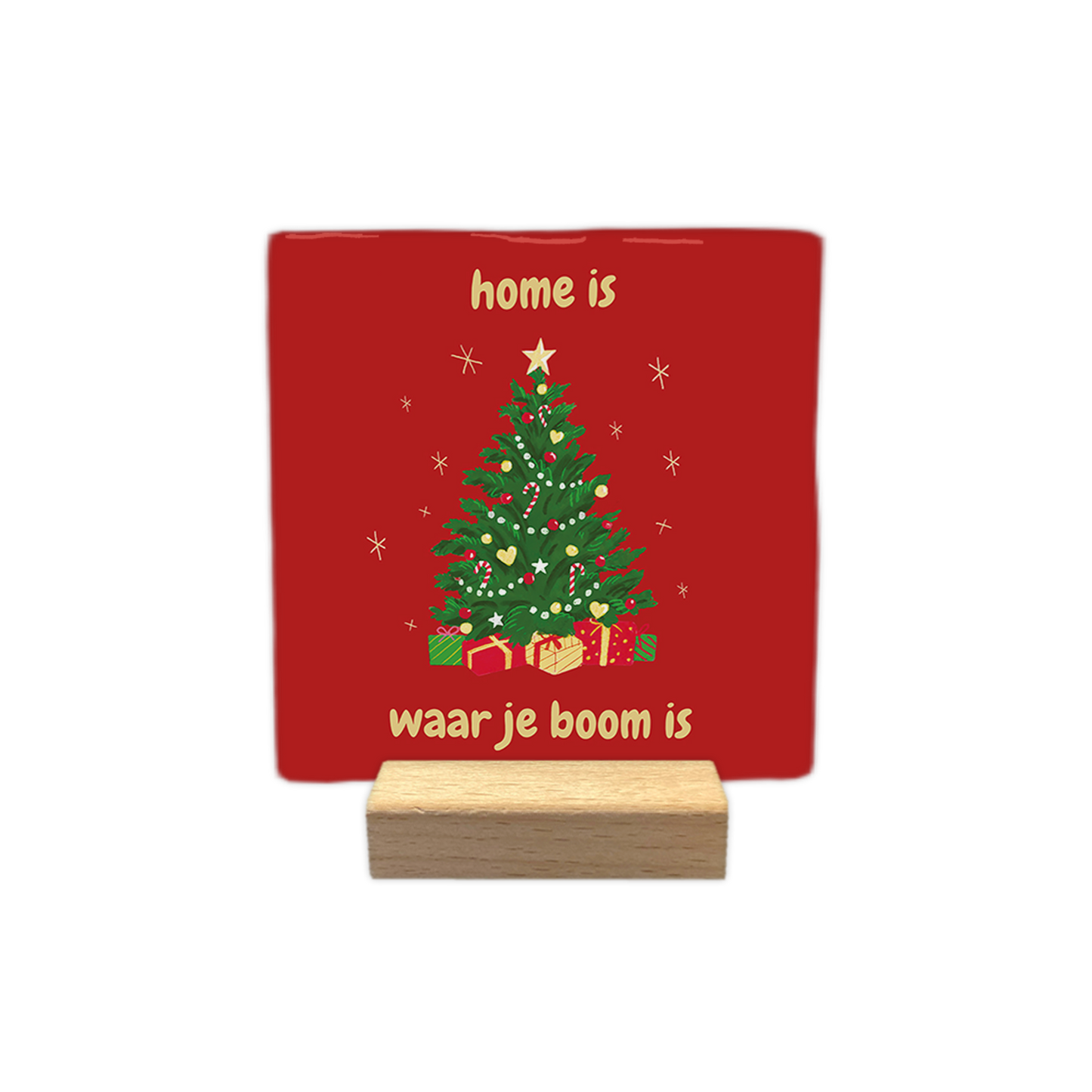 Home is waar je boom is - Decoratie tegel - Formaat: - Op deze decoratie tegel staat een rode achtergrond met een versierde kerstboom in het midden. Onder de boom liggen verschillende cadeautjes en eromheen zijn kleine sterren getekend. Boven en onder de boom staat in gele letters de tekst: home is waar je boom is. - Snelwenskaart