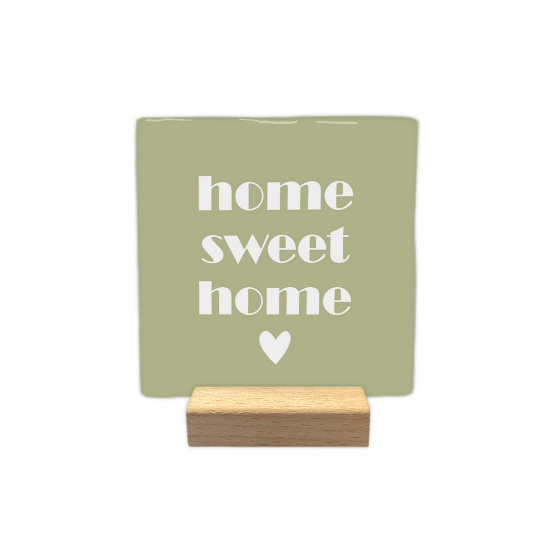 Home sweet home - Decoratietegel – 10 x 10 cm - Op deze decoratietegel staat in het midden de Engelse tekst "home sweet home". De tegel zelf is olijfgroen en vierkant, en staat in een houten standaard. De tekst is verdeeld over drie regels en geschreven in een strak, wit lettertype in kleine letters, met daaronder een klein, wit hartje gecentreerd in het midden.
