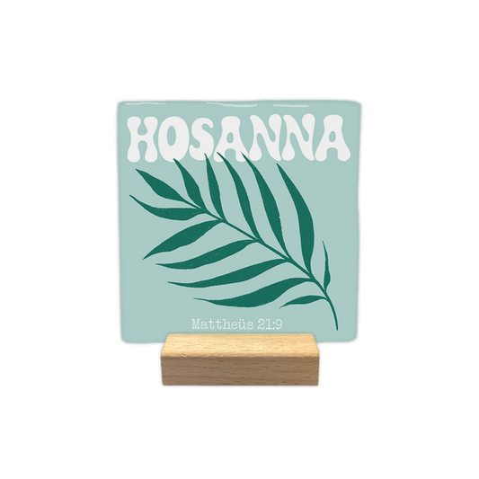 Hosanna - Decoratie tegel - Formaat: - Op deze decoratie tegel staat bovenaan de tekst "Hosanna" in grote, witte letters met een golvend lettertype. In het midden is een donkergroene afbeelding van een palmblad te zien. Onderaan staat in kleine, witte letters de bijbelverwijzing "Mattheüs 21:9". Het gehele ontwerp is geplaatst tegen een lichtgroene achtergrond. - Snelwenskaart