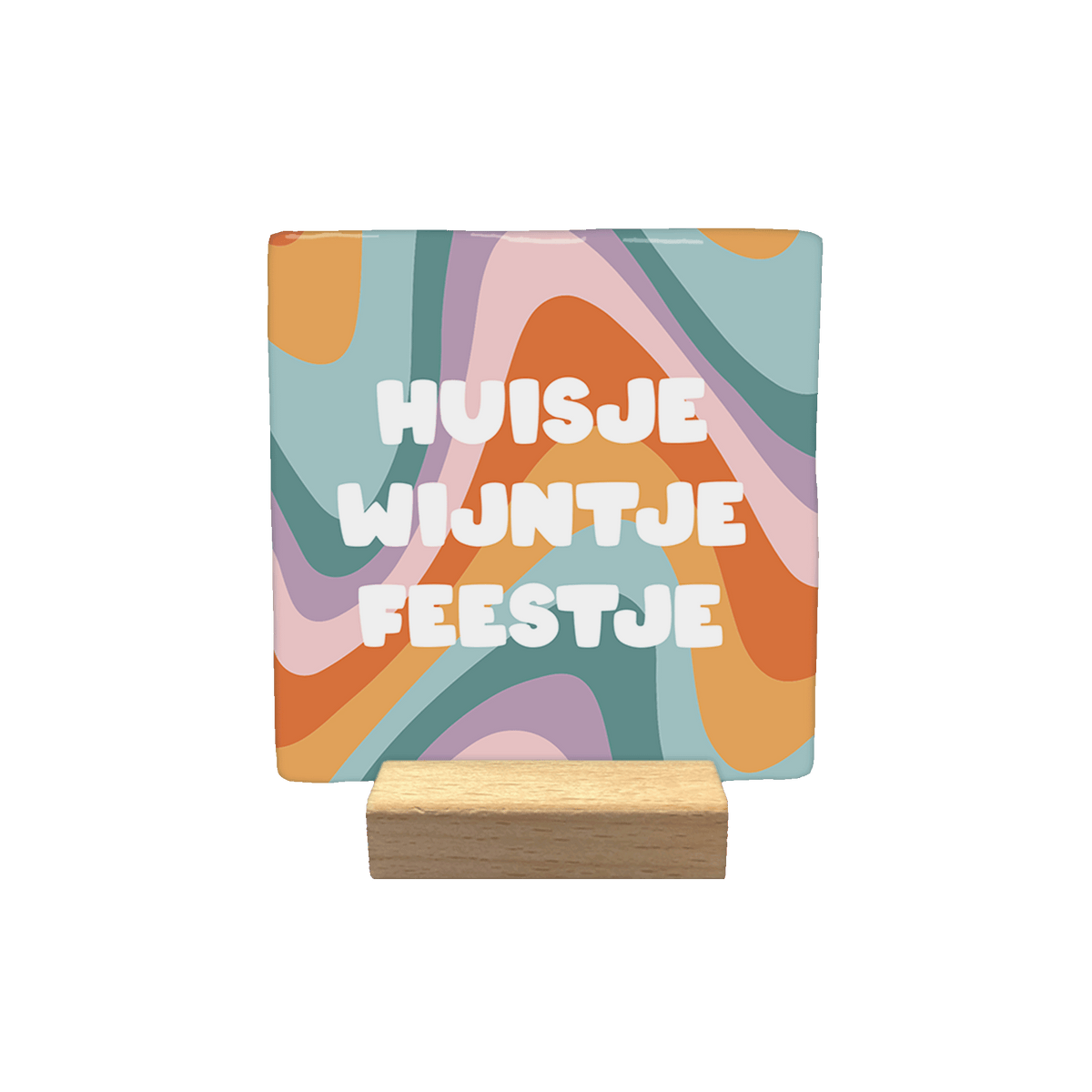 Huisje wijntje feestje - Decoratie tegel - Formaat: - Op deze decoratietegel staat centraal de tekst "HUISJE WIJNTJE FEESTJE" in dikke, witte letters afgebeeld. De achtergrond wordt gevormd door een kleurrijk, golvend patroon in tinten oranje, roze, paars en blauw. - Snelwenskaart