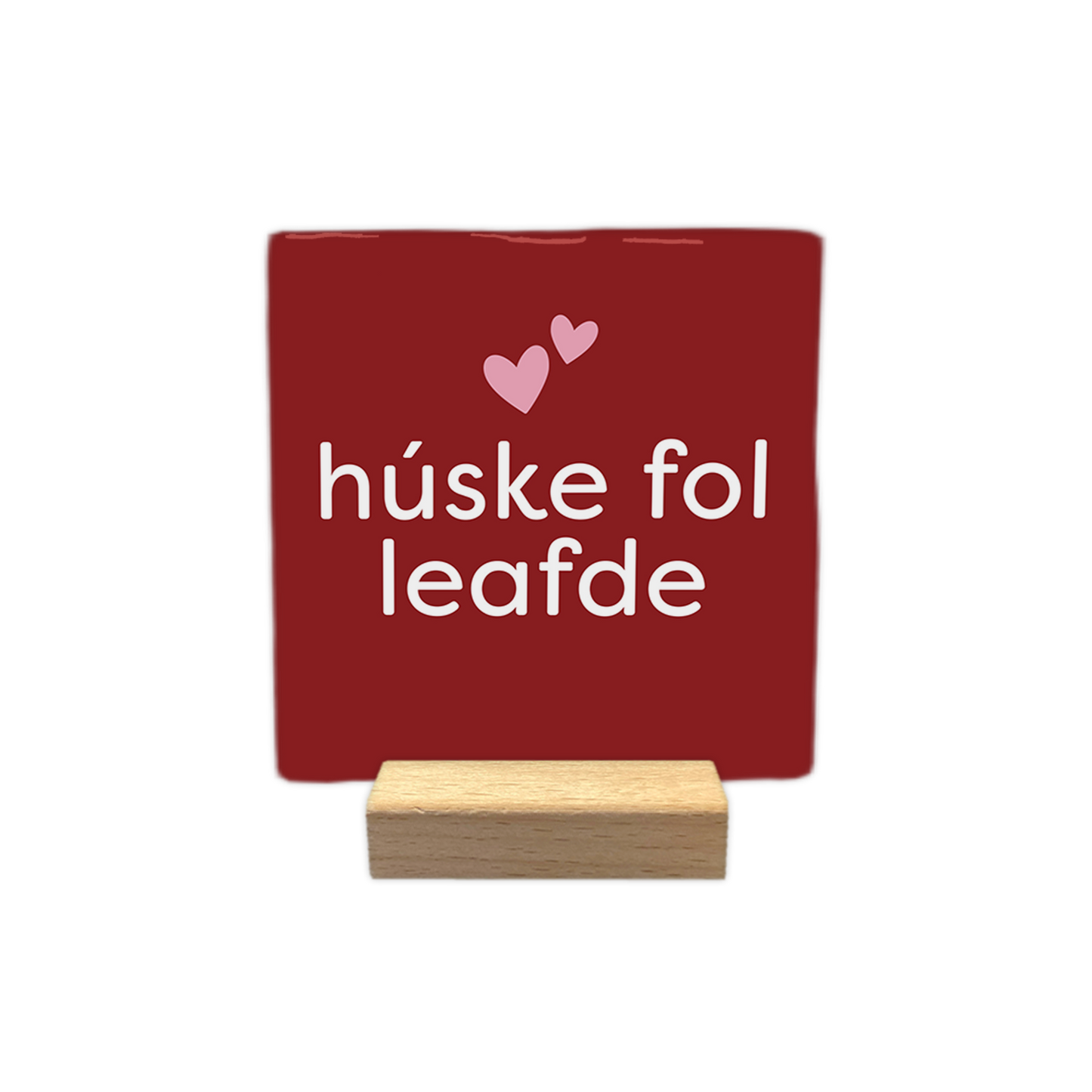 Húske fol leafde - Decoratie tegel - Formaat: - Op deze decoratie tegel staat de tekst "húske fol leafde" in witte letters centraal afgebeeld. Boven de tekst staan twee kleine, lichtroze hartjes. De achtergrond van de tegel is dieprood van kleur. - Snelwenskaart