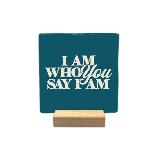 I am who you say I am - Decoratie tegel - Formaat: - Op deze decoratie tegel staat de tekst "I am who you say I am" in crèmekleurige letters. De woorden zijn gestapeld en gecentreerd op een diepblauwe achtergrond. Het lettertype heeft een klassieke en stijlvolle uitstraling. - Snelwenskaart