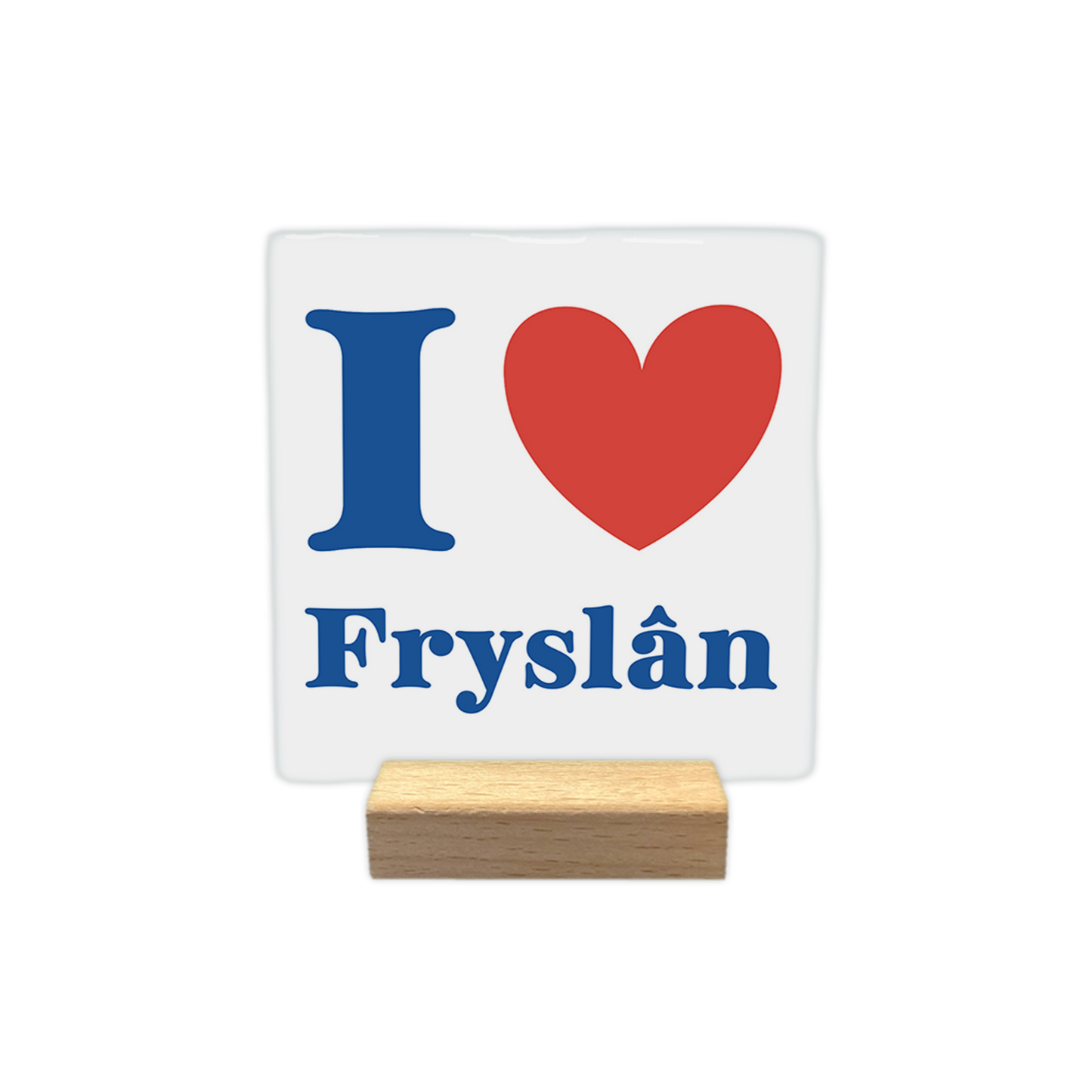 I love Fryslân - Decoratie tegel - Formaat: - Op deze decoratie tegel staat het ontwerp "I ❤️ Fryslân" afgebeeld, waarbij de letter I en het woord Fryslân in blauwe letters zijn weergegeven. Een rood hartje fungeert als symbool voor het woord love. De achtergrond van de tegel is wit. - Snelwenskaart