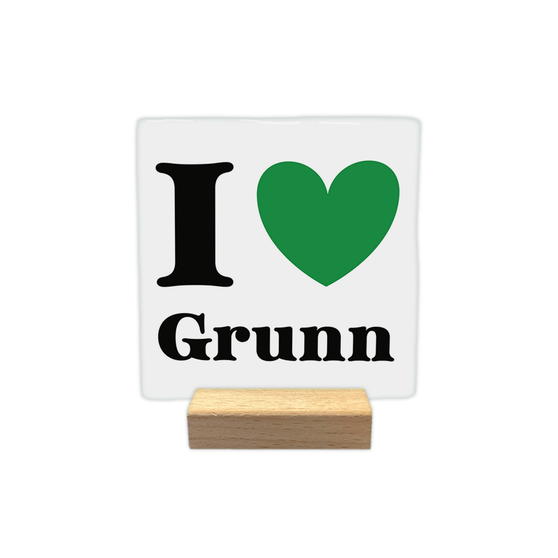 I love Grunn - Decoratie tegel - Formaat: - Op deze decoratie tegel staat het ontwerp "I ❤️ Grunn" afgebeeld. De letter I en het woord Grunn zijn in zwarte letters weergegeven. Een groen hartje fungeert als symbool voor het woord love. De achtergrond van de tegel is wit. - Snelwenskaart