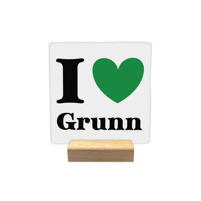 I love Grunn - Decoratie tegel - Formaat: - Op deze decoratie tegel staat het ontwerp "I ❤️ Grunn" afgebeeld. De letter I en het woord Grunn zijn in zwarte letters weergegeven. Een groen hartje fungeert als symbool voor het woord love. De achtergrond van de tegel is wit. - Snelwenskaart