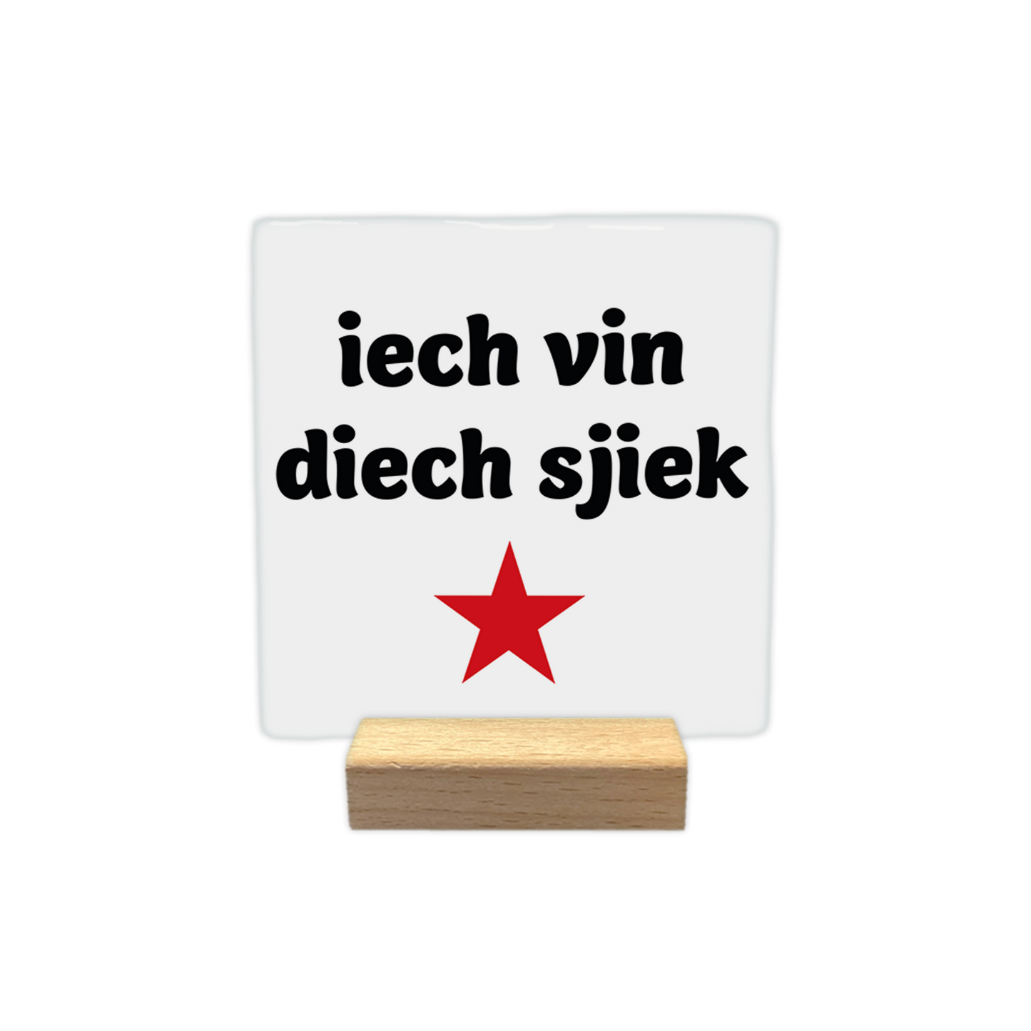 Ich vin dich sjiek - Decoratie tegel - Formaat: - Op deze decoratie tegel staat de tekst "iech vin diech sjiek" in zwarte letters afgebeeld tegen een witte achtergrond. Onder de tekst is een rode, vijfpuntige ster geplaatst. Het ontwerp is eenvoudig en strak vormgegeven. - Snelwenskaart