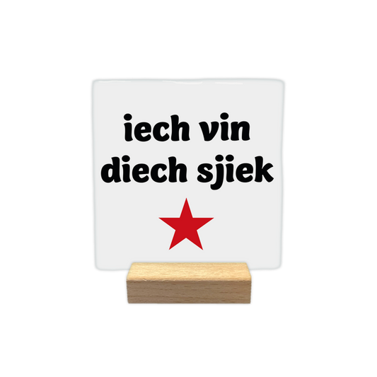 Ich vin dich sjiek - Decoratie tegel - Formaat: - Op deze decoratie tegel staat de tekst "iech vin diech sjiek" in zwarte letters afgebeeld tegen een witte achtergrond. Onder de tekst is een rode, vijfpuntige ster geplaatst. Het ontwerp is eenvoudig en strak vormgegeven. - Snelwenskaart