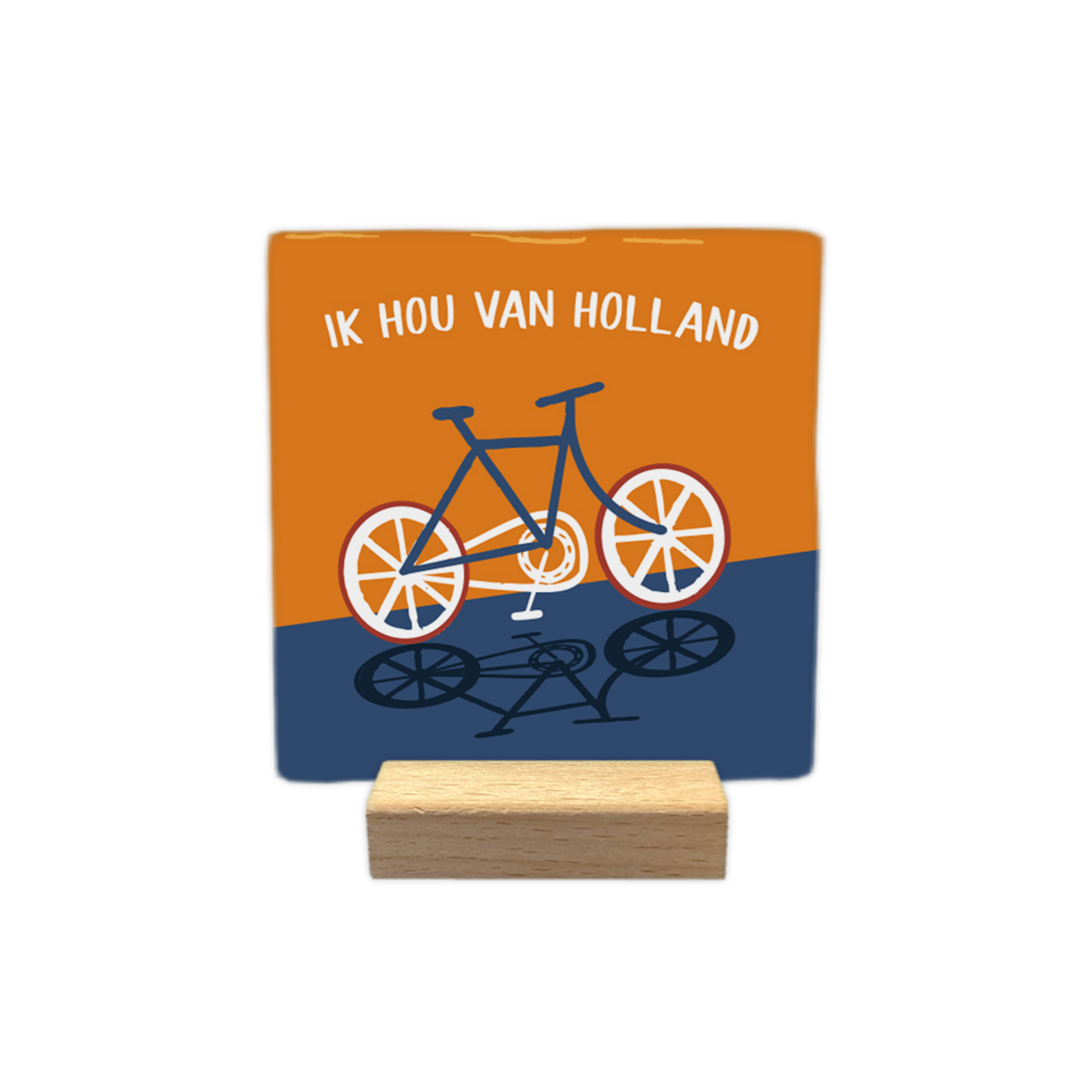 Ik hou van Holland - Decoratie tegel - Formaat: - Op deze decoratie tegel staat een illustratie van een fiets met de tekst "Ik hou van Holland" erboven in witte letters. De achtergrond is verdeeld in een oranje gedeelte aan de bovenkant en een blauw vlak aan de onderkant. De fiets werpt een duidelijke schaduw op het blauwe gedeelte van de tegel. - Snelwenskaart
