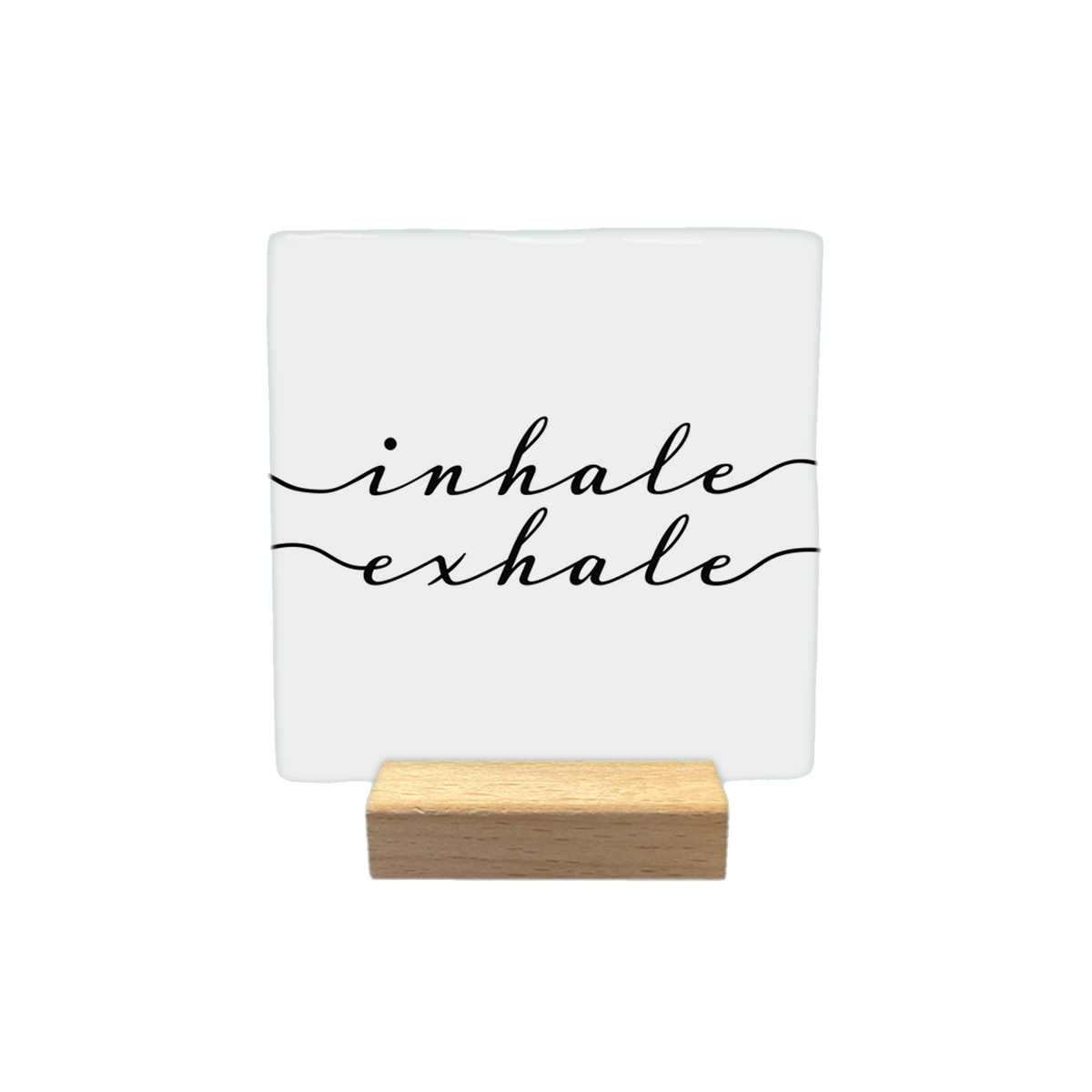Inhale exhale - Decoratie tegel - Formaat: - Op deze decoratietegel staat de tekst "inhale" en "exhale" in zwarte letters met een elegant, cursief handschrift. Beide woorden worden aan weerszijden geaccentueerd door een golvende lijn die in de tekst overgaat. De tekst is gecentreerd op een witte achtergrond. - Snelwenskaart