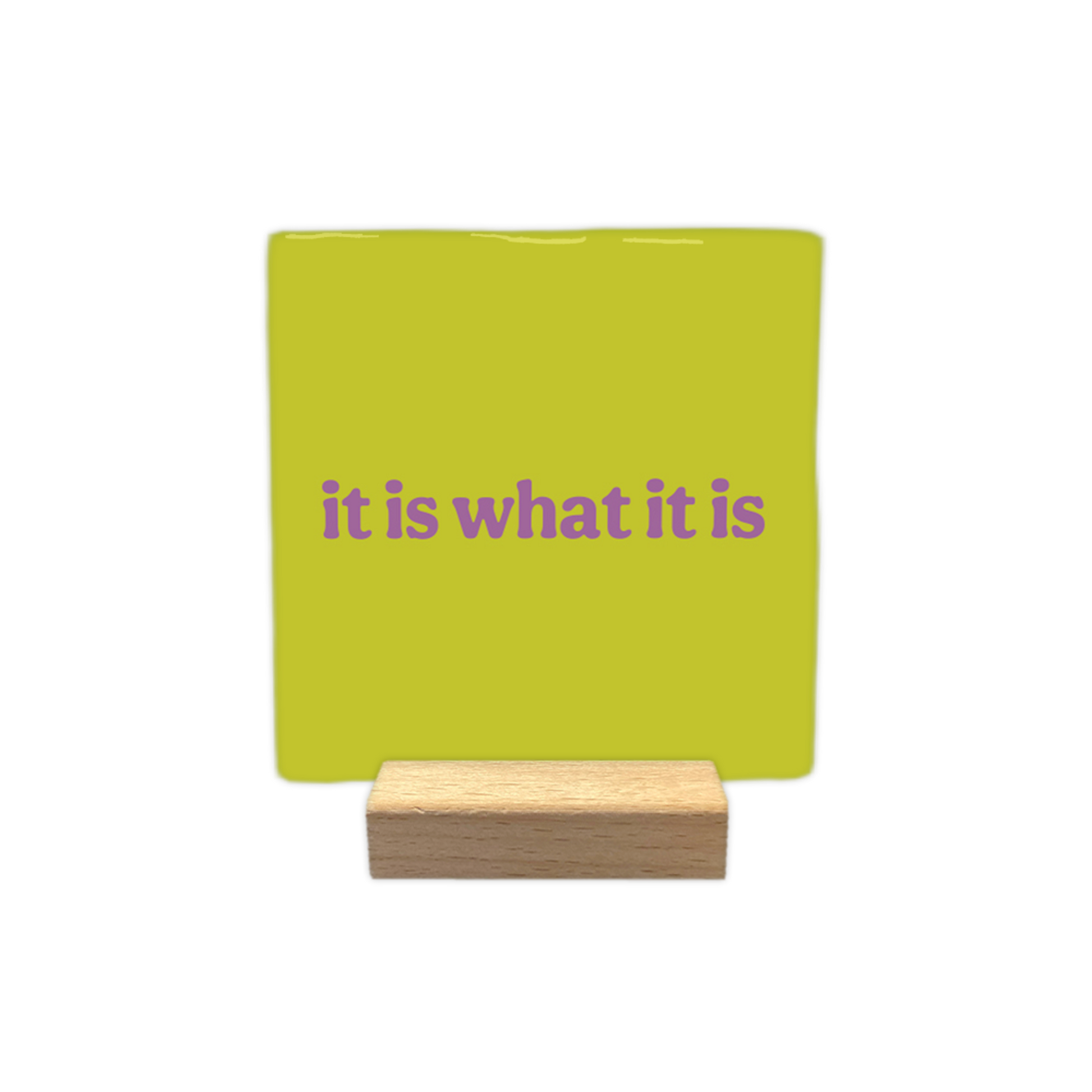 It is what it is - Decoratie tegel - Formaat: - Op deze decoratietegel staat de tekst "it is what it is" in paarse, speelse letters centraal afgebeeld. De achtergrond van de illustratie is uitgevoerd in een egale, limegroene kleur. - Snelwenskaart