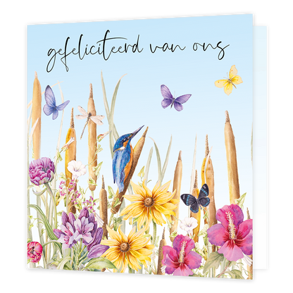 Op deze wenskaart zie je natuurgetekende bloemen en vier vlinders. In het midden staat de tekst 'Gefeliciteerd van ons'.