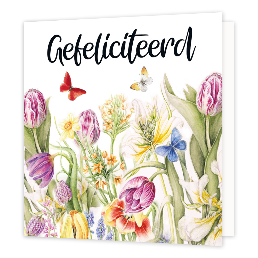 Minikaartje - Gefeliciteerd - Formaat: Klein - Vorm: Vierkant - Felicitatiekaart - Op deze wenskaart staat een witte achtergrond met een gedetailleerde, botanische illustratie van diverse kleurrijke bloemen en groene bladeren. Tussen de bloemen vliegen vier vlinders in verschillende kleuren: een rode, een witte, een blauwe en een oranje. Bovenaan de kaart staat in zwarte, sierlijke letters het woord "Gefeliciteerd". - Snelwenskaart