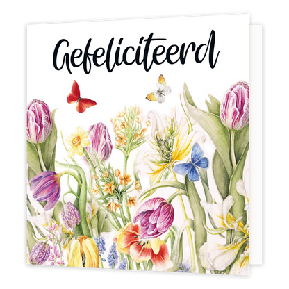 Minikaartje - Gefeliciteerd - Formaat: Klein - Vorm: Vierkant - Felicitatiekaart - Op deze wenskaart staat een witte achtergrond met een gedetailleerde, botanische illustratie van diverse kleurrijke bloemen en groene bladeren. Tussen de bloemen vliegen vier vlinders in verschillende kleuren: een rode, een witte, een blauwe en een oranje. Bovenaan de kaart staat in zwarte, sierlijke letters het woord "Gefeliciteerd". - Snelwenskaart