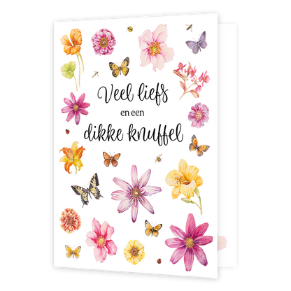XL kaart - Veel liefs en een dikke knuffel - Formaat: Groot - Vorm: Staand - Vriendschapskaart - Op deze wenskaart zijn bloemen in diverse kleuren en vlinders te zien. In het midden staat de tekst: "Veel liefs en een dikke knuffel". - Snelwenskaart