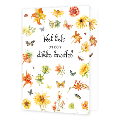 XL kaart - Veel liefs en een dikke knuffel - Formaat: Groot - Vorm: Staand - Denken aan kaart - Op deze wenskaart staat een verzameling in aquarel geschilderde bloemen en diverse insecten, zoals vlinders en bijen, speels verspreid over een witte achtergrond. In het midden staat de tekst "Veel liefs en een dikke knuffel" in een elegant, zwart handschrift. De bloemenselectie bevat onder andere felgekleurde lelies, zonnebloemen en andere botanische elementen in warme tinten zoals geel, oranje en rood. Het geh