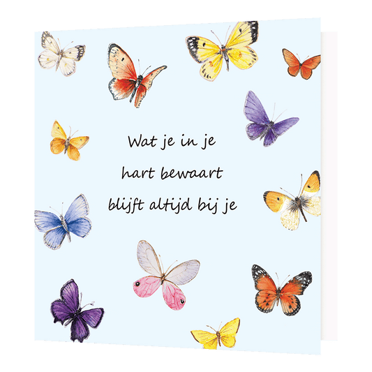 Wat je in je hart bewaart blijft altijd bij je - Formaat: Standaard - Vorm: Vierkant - Denken aan kaart - Op deze wenskaart staat de tekst: 'Wat je in je hart bewaart blijft altijd bij je'' in zwarte letters. Eromheen vliegen vlinders in verschillende formaten en kleuren als rood, geel, paars, oranje en blauw. - Snelwenskaart