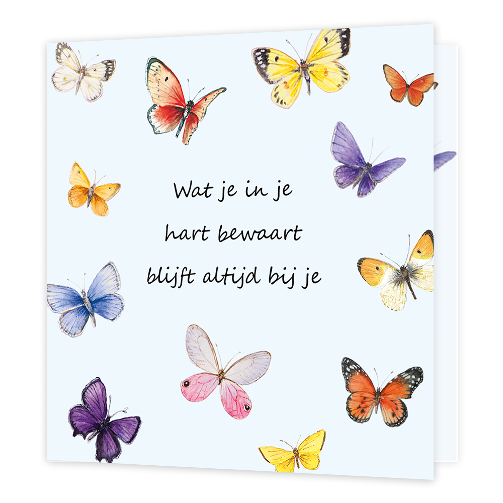 Wat je in je hart bewaart blijft altijd bij je - Formaat: Standaard - Vorm: Vierkant - Denken aan kaart - Op deze wenskaart staat een verzameling kleurrijke vlinders in aquareltechniek, verspreid over een lichtblauwe achtergrond. Centraal staat de tekst "Wat je in je hart bewaart blijft altijd bij je" in een elegant, donker lettertype. De vlinders variëren in kleuren zoals geel, oranje, paars, roze en blauw, en zijn in diverse vlieghoudingen afgebeeld. Het geheel vormt een rustig en troostrijk beeld. - Sne