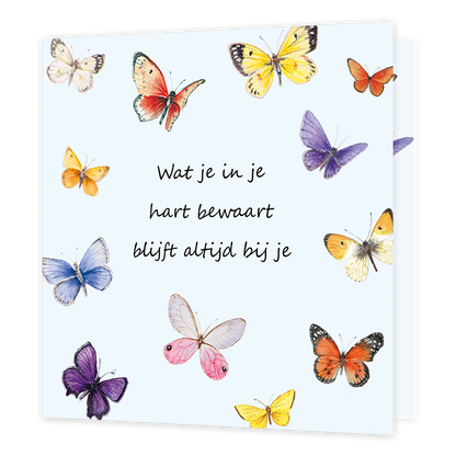 Wat je in je hart bewaart blijft altijd bij je - Formaat: Standaard - Vorm: Vierkant - Denken aan kaart - Op deze wenskaart staat een verzameling kleurrijke vlinders in aquareltechniek, verspreid over een lichtblauwe achtergrond. Centraal staat de tekst "Wat je in je hart bewaart blijft altijd bij je" in een elegant, donker lettertype. De vlinders variëren in kleuren zoals geel, oranje, paars, roze en blauw, en zijn in diverse vlieghoudingen afgebeeld. Het geheel vormt een rustig en troostrijk beeld. - Sne