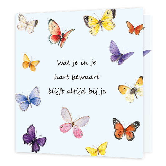 Wat je in je hart bewaart blijft altijd bij je - Formaat: Standaard - Vorm: Vierkant - Denken aan kaart - Op deze wenskaart staat een verzameling kleurrijke vlinders in aquareltechniek, verspreid over een lichtblauwe achtergrond. Centraal staat de tekst "Wat je in je hart bewaart blijft altijd bij je" in een elegant, donker lettertype. De vlinders variëren in kleuren zoals geel, oranje, paars, roze en blauw, en zijn in diverse vlieghoudingen afgebeeld. Het geheel vormt een rustig en troostrijk beeld. - Sne