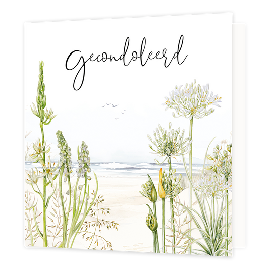 Gecondoleerd - Formaat: Normaal - Vorm: Vierkant - Condoleance kaart - Op deze wenskaart staan bloemen die uitkijken op de kust met daarboven de tekst: "Gecondoleerd". - Snelwenskaart
