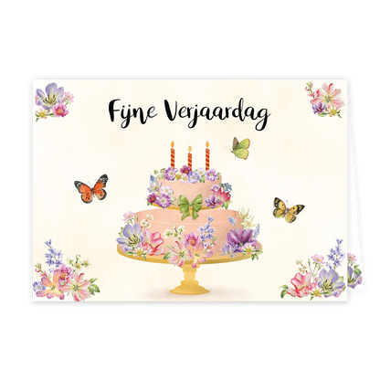 Fijne verjaardag - Formaat: Standaard - Vorm: Liggend - Sterkte kaart - Op deze wenskaart staat in het midden een roze, tweelaagse verjaardagstaart op een gouden standaard, versierd met bloemen, een groene strik en drie brandende kaarsjes. Boven de taart staat de tekst "Fijne Verjaardag" in een elegant, zwart lettertype. De taart wordt omringd door twee vliegende vlinders, en in de vier hoeken van de kaart bevinden zich kleurrijke boeketten met diverse bloemen. De gehele illustratie heeft een zachte, aquar