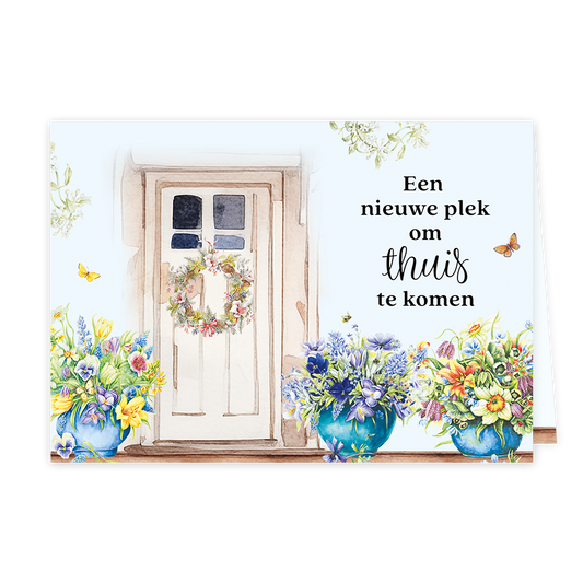 Op deze wenskaart staat een deur met bloemen en rechts op de kaart staat de tekst: "Een nieuwe plek om thuis te komen". 