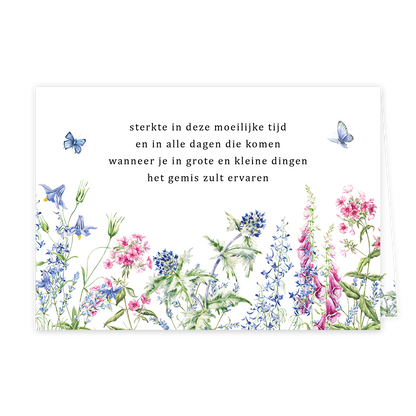 Op deze wenskaart staan natuurgetekende bloemen en vlinders. In het midden staat de tekst 'Sterkte in deze moeilijke tijd en is alle dagen die komen wanneer je in grote en kleine dingen het gemis zult ervaren'.