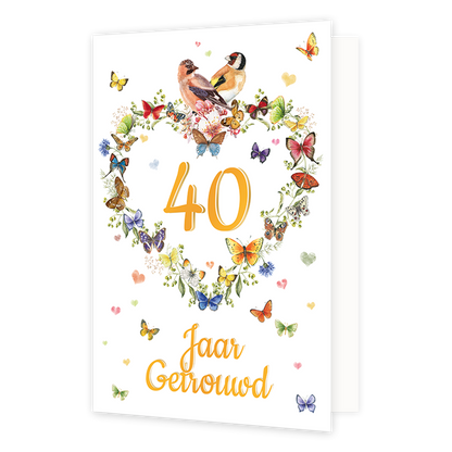 40 jaar getrouwd - Formaat: Normaal - Vorm: Staand - Huwelijkskaart - Op deze wenskaart staat een hart gemaakt van bloemen en vlinders met bovenaan twee vogels. Onder de illustratie staat de tekst: "40 jaar getrouwd". - Snelwenskaart
