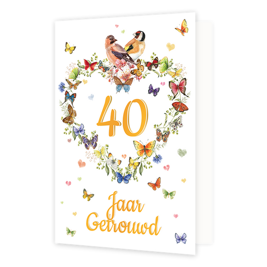 40 jaar getrouwd - Formaat: Normaal - Vorm: Staand - Huwelijkskaart - Op deze wenskaart staat een hart gemaakt van bloemen en vlinders met bovenaan twee vogels. Onder de illustratie staat de tekst: "40 jaar getrouwd". - Snelwenskaart