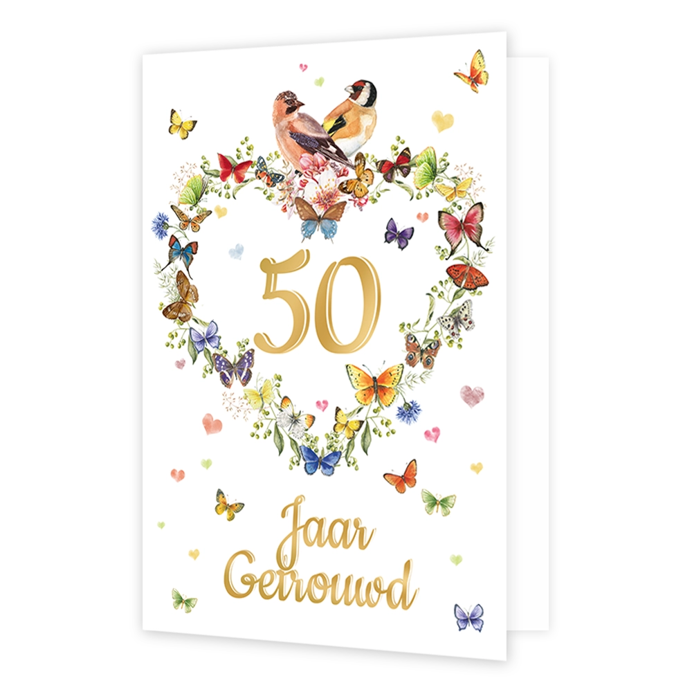 50 jaar getrouwd - Formaat: Standaard - Vorm: Staand - Huwelijkskaart - Op deze wenskaart staat centraal een hartvormige krans van takjes, bloemen en vlinders afgebeeld, met twee vogels aan de bovenkant. Binnen deze krans is groot het goudkleurige getal '50' geplaatst. Onder de krans, eveneens in goudkleurig sierlijk schrift, staat de tekst 'Jaar Getrouwd'. De gehele illustratie is gedetailleerd in een aquarel- of tekenstijl. Verspreid over de kaart zijn diverse kleine, losse vlinders en hartjes in verschi