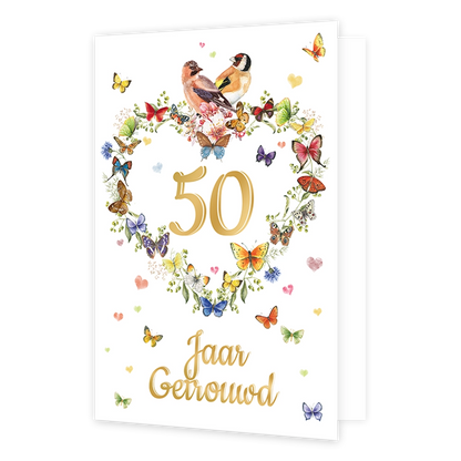 50 jaar getrouwd - Formaat: Standaard - Vorm: Staand - Huwelijkskaart - Op deze wenskaart staat centraal een hartvormige krans van takjes, bloemen en vlinders afgebeeld, met twee vogels aan de bovenkant. Binnen deze krans is groot het goudkleurige getal '50' geplaatst. Onder de krans, eveneens in goudkleurig sierlijk schrift, staat de tekst 'Jaar Getrouwd'. De gehele illustratie is gedetailleerd in een aquarel- of tekenstijl. Verspreid over de kaart zijn diverse kleine, losse vlinders en hartjes in verschi
