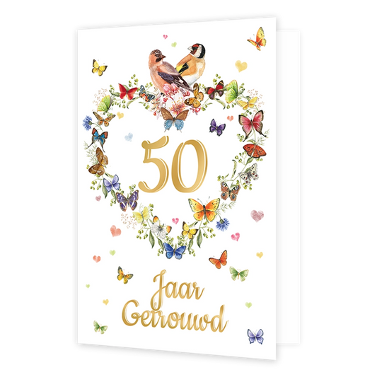 50 jaar getrouwd - Formaat: Standaard - Vorm: Staand - Huwelijkskaart - Op deze wenskaart staat centraal een hartvormige krans van takjes, bloemen en vlinders afgebeeld, met twee vogels aan de bovenkant. Binnen deze krans is groot het goudkleurige getal '50' geplaatst. Onder de krans, eveneens in goudkleurig sierlijk schrift, staat de tekst 'Jaar Getrouwd'. De gehele illustratie is gedetailleerd in een aquarel- of tekenstijl. Verspreid over de kaart zijn diverse kleine, losse vlinders en hartjes in verschi