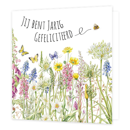 Jij bent jarig gefeliciteerd - Formaat: Normaal - Vorm: Vierkant - Verjaardagskaart - Op deze wenskaart staat een bloemenveld met vlinders en daarboven de tekst: "Jij bent jarig gefeliciteerd". - Snelwenskaart