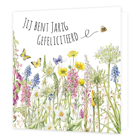 Jij bent jarig gefeliciteerd - Formaat: Normaal - Vorm: Vierkant - Verjaardagskaart - Op deze wenskaart staat een bloemenveld met vlinders en daarboven de tekst: "Jij bent jarig gefeliciteerd". - Snelwenskaart
