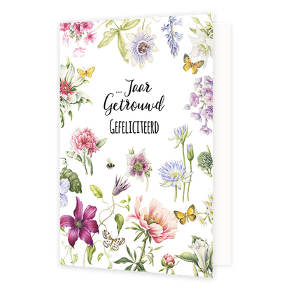 Jaar getrouwd gefeliciteerd - Formaat: Normaal - Vorm: Staand - Huwelijkskaart - Op deze wenskaart staan bloemen en vlinders in de kleuren paars, roze, groen, geel en rood. In het midden staat de tekst: "... Jaar getrouwd gefeliciteerd". - Snelwenskaart